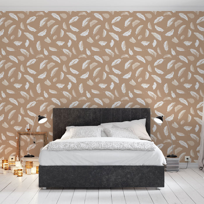 Une chambre moderne avec un papier peint beige orné de motifs de plumes blanches, créant une atmosphère douce et apaisante.