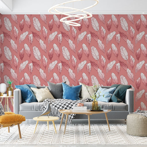 Un salon moderne avec un papier peint aux motifs de plumes délicates sur fond rose, créant une ambiance chaleureuse et accueillante.