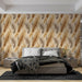 Une chambre moderne avec un papier peint aux motifs de plumes dans des teintes beige, marron et doré, créant une atmosphère chaleureuse et apaisante.