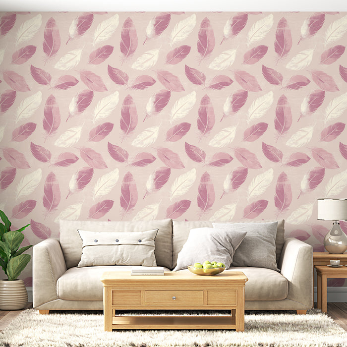 Un salon lumineux avec un papier peint floral aux motifs de plumes dans des teintes rose et crème, créant une atmosphère douce et apaisante.