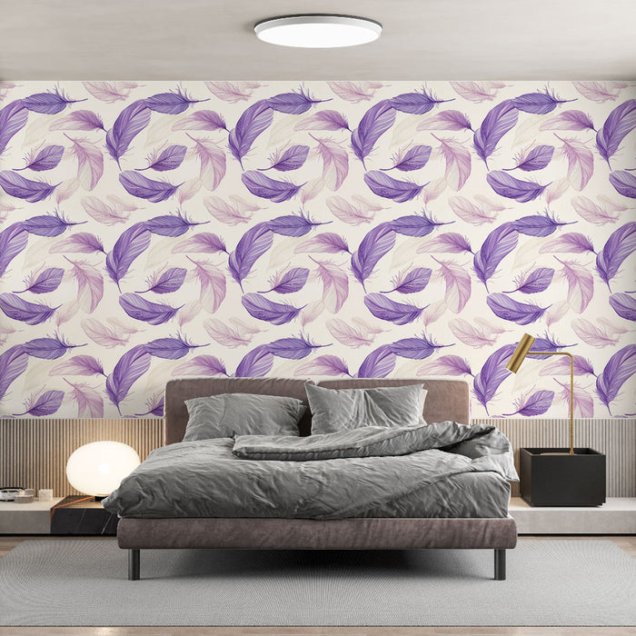 Une chambre moderne avec un papier peint aux motifs de plumes violettes et crème sur fond clair, créant une atmosphère douce et apaisante.