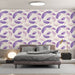 Une chambre moderne avec un papier peint aux motifs de plumes violettes et crème sur fond clair, créant une atmosphère douce et apaisante.