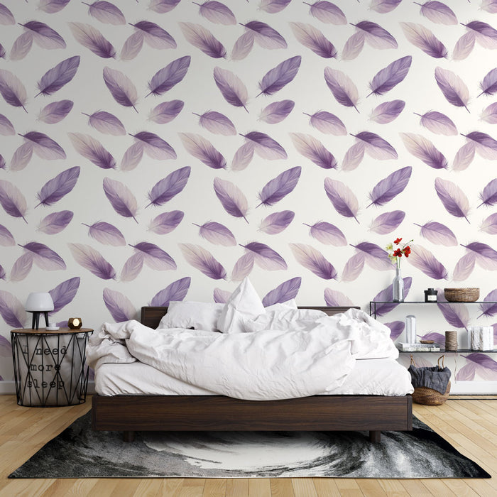 Une chambre apaisante avec un papier peint aux plumes violettes délicates sur fond clair, créant une atmosphère douce et rêveuse.