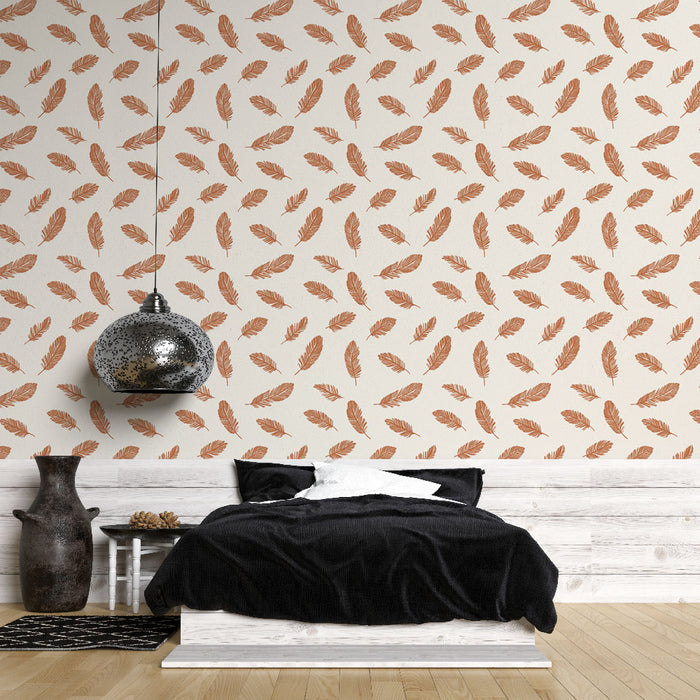 Une chambre moderne avec un papier peint aux motifs de plumes ocres sur fond crème, créant une ambiance chaleureuse et naturelle.