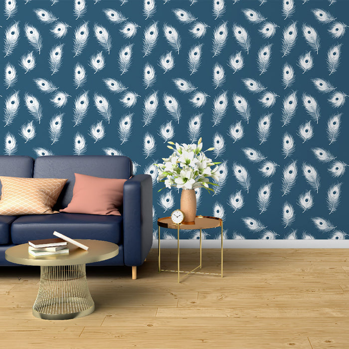 Un salon élégant avec un papier peint bleu profond orné de motifs de plumes blanches, créant une atmosphère à la fois chic et apaisante.