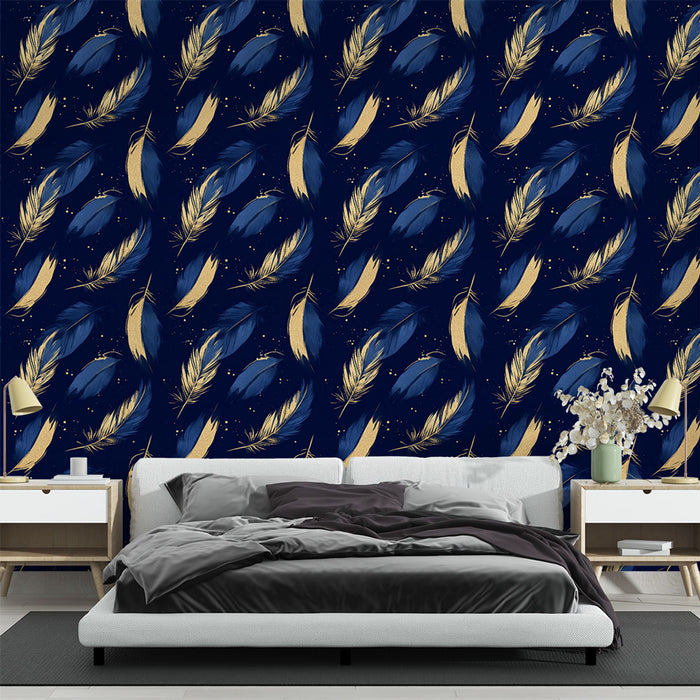 Une chambre moderne avec un papier peint bleu nuit orné de plumes dorées et bleues, créant une atmosphère élégante et apaisante.
