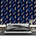 Une chambre moderne avec un papier peint bleu nuit orné de plumes dorées et bleues, créant une atmosphère élégante et apaisante.