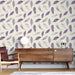 Une pièce moderne avec un papier peint aux motifs de plumes violettes sur fond clair, créant une ambiance douce et apaisante.