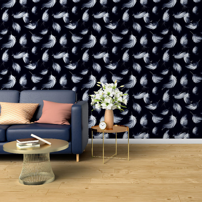 Un salon moderne avec un papier peint bleu nuit orné de délicates plumes blanches, créant une ambiance élégante et apaisante.