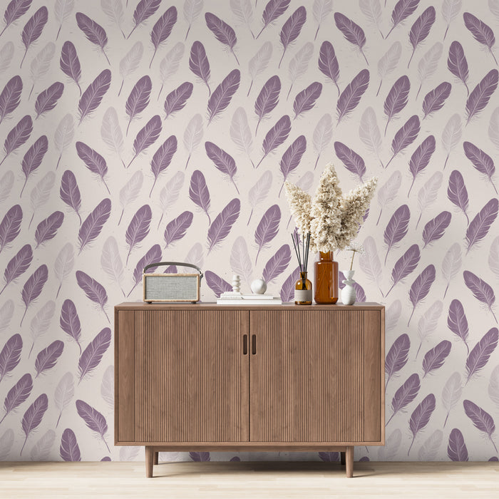 Une salle à manger moderne avec un papier peint aux motifs de plumes violettes sur fond clair, créant une ambiance douce et élégante.