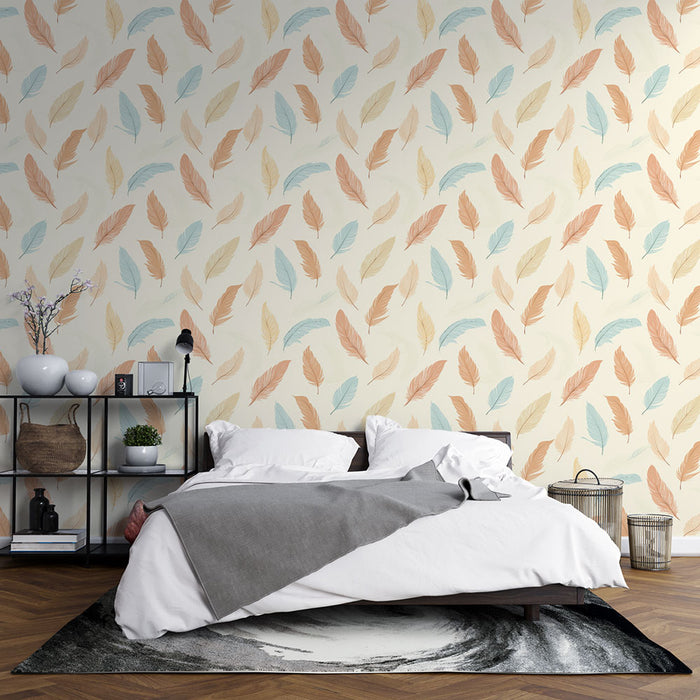 Une chambre apaisante avec un papier peint aux motifs de plumes pastel sur fond crème, créant une atmosphère douce et légère.