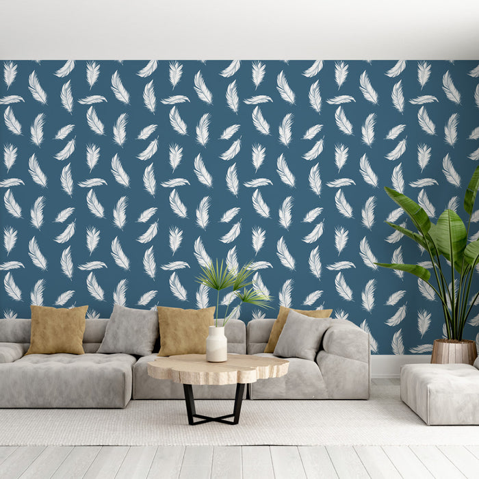 Un salon moderne avec un papier peint bleu profond orné de plumes blanches délicates, créant une atmosphère apaisante et élégante.