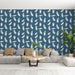 Un salon moderne avec un papier peint bleu profond orné de plumes blanches délicates, créant une atmosphère apaisante et élégante.