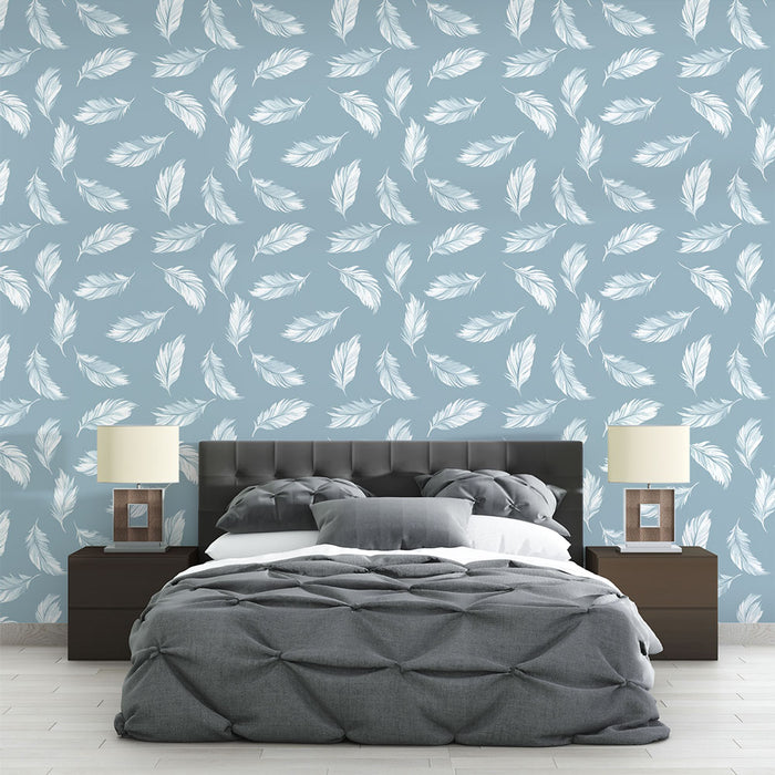 Une chambre apaisante avec un papier peint bleu clair orné de délicates plumes blanches, créant une atmosphère douce et légère.