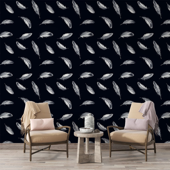 Un salon élégant avec un papier peint noir orné de plumes blanches délicates, créant une atmosphère apaisante et sophistiquée.