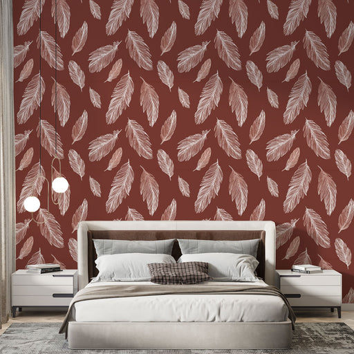 Une chambre moderne avec un papier peint rouge profond orné de délicates plumes blanches, créant une atmosphère chaleureuse et accueillante.