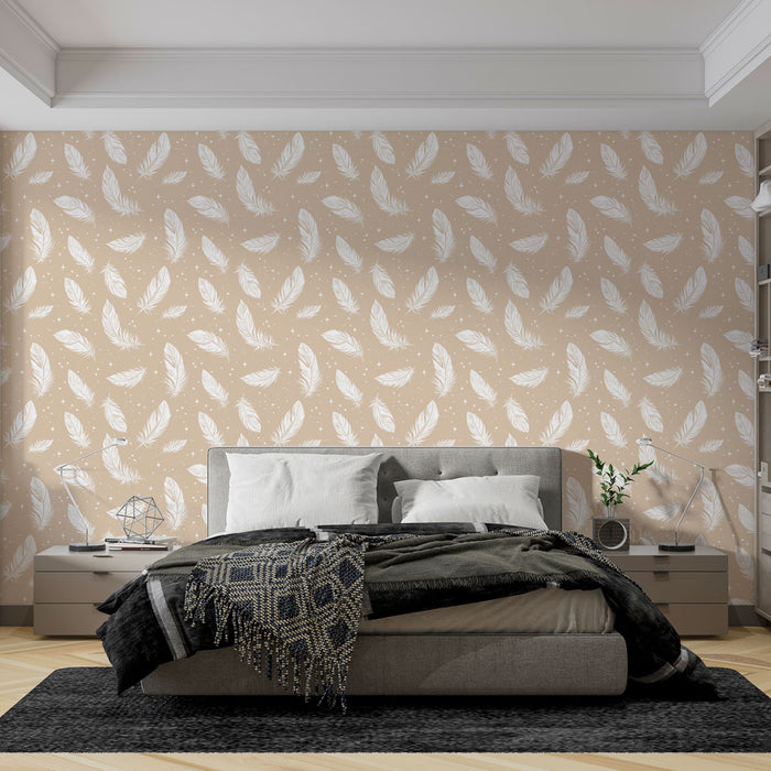 Une chambre moderne avec un papier peint beige orné de plumes blanches, créant une atmosphère douce et apaisante.
