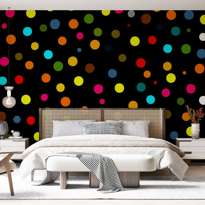 Une chambre moderne avec un papier peint à pois colorés sur fond noir, créant une ambiance dynamique et ludique.
