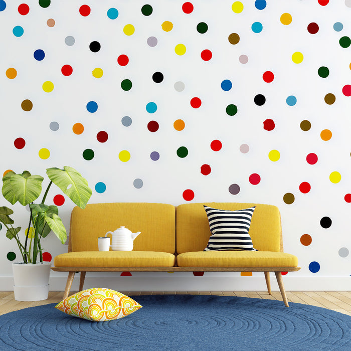 Un salon moderne avec un papier peint ludique orné de ronds colorés sur fond blanc, créant une atmosphère joyeuse et dynamique.