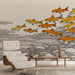 Un salon contemporain avec un papier peint illustrant des poissons orange et jaune sur un fond beige, créant une ambiance dynamique et apaisante.