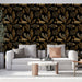 Un salon élégant avec un papier peint noir orné de motifs de poissons et de feuillages dorés, créant une atmosphère à la fois artistique et chaleureuse.