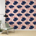 Un salon contemporain avec un papier peint aux motifs de poissons marins en bleu foncé sur un fond rose, créant une ambiance ludique et originale.