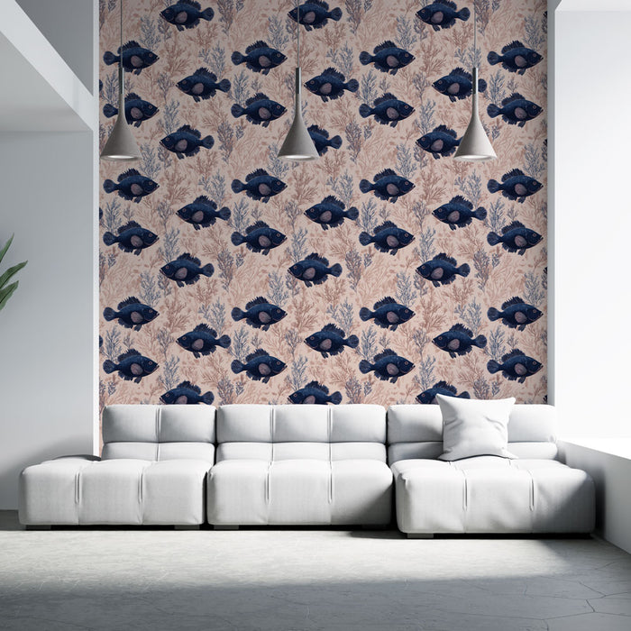 Un salon moderne avec un papier peint illustrant des poissons bleus sur un fond rose délicat, créant une ambiance ludique et marine.