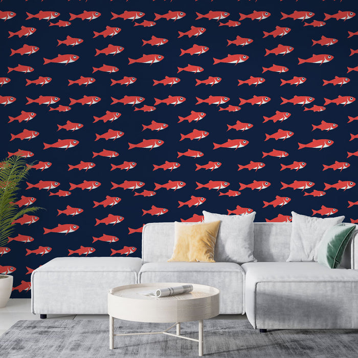 Un salon moderne avec un papier peint navy orné de motifs de poissons rouges, créant une ambiance ludique et dynamique.