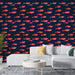 Un salon moderne avec un papier peint navy orné de motifs de poissons rouges, créant une ambiance ludique et dynamique.