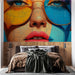 Papier peint abstrait avec visage stylisé aux couleurs vibrantes pour chambre moderne