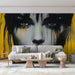 Papier peint artistique avec portrait expressif sur fond jaune vibrant pour salon moderne.