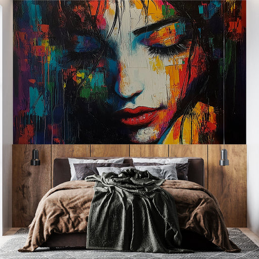 Papier peint artistique avec visage féminin stylisé et couleurs vibrantes pour chambre moderne.