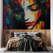 Papier peint artistique avec visage féminin stylisé et couleurs vibrantes pour chambre moderne.