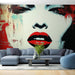 Papier peint artistique avec visage stylisé sur fond rouge vif pour salon moderne.