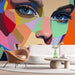 Papier peint coloré avec visage stylisé aux couleurs vives pour salon moderne