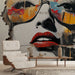 Papier peint moderne avec visage stylisé, lunettes colorées et éclats de peinture pour salon contemporain.