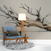 Une pièce cosy avec un papier peint illustrant un tronc d'arbre stylisé en noir sur fond gris, créant une atmosphère naturelle et artistique.