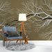 Une pièce moderne avec un papier peint représentant des branches d'arbres stylisées en blanc sur fond marron, créant une ambiance naturelle et apaisante.