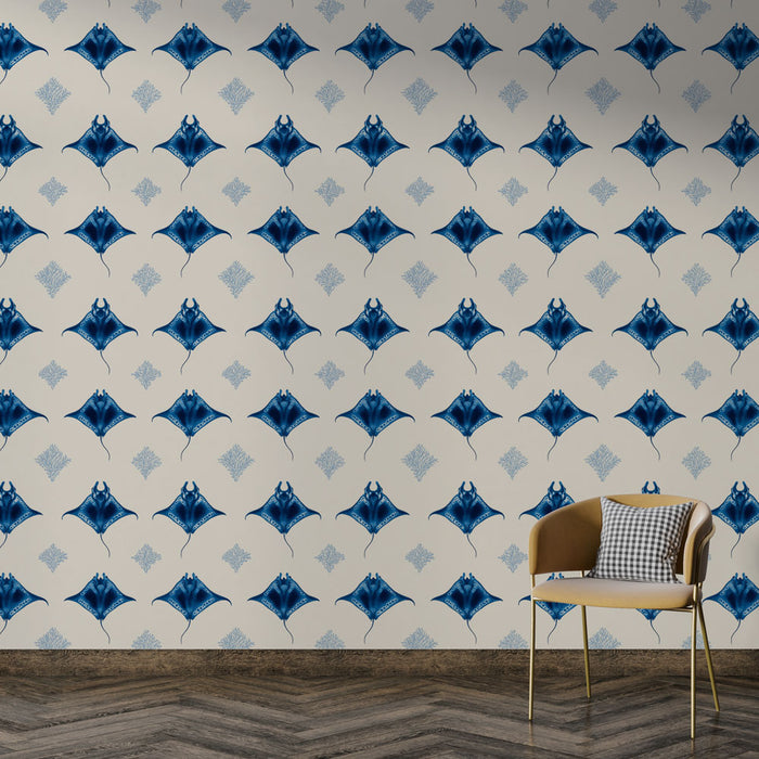 Un salon contemporain avec un papier peint aux motifs de raies manta en bleu sur fond clair, créant une atmosphère marine et apaisante.