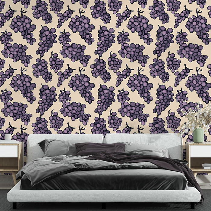 Une chambre moderne avec un papier peint représentant des grappes de raisins violets sur fond beige, créant une ambiance chaleureuse et accueillante.
