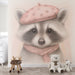 Une chambre d'enfant avec un papier peint illustrant un raton laveur mignon portant un béret rose à pois et une écharpe, créant une ambiance douce et ludique.