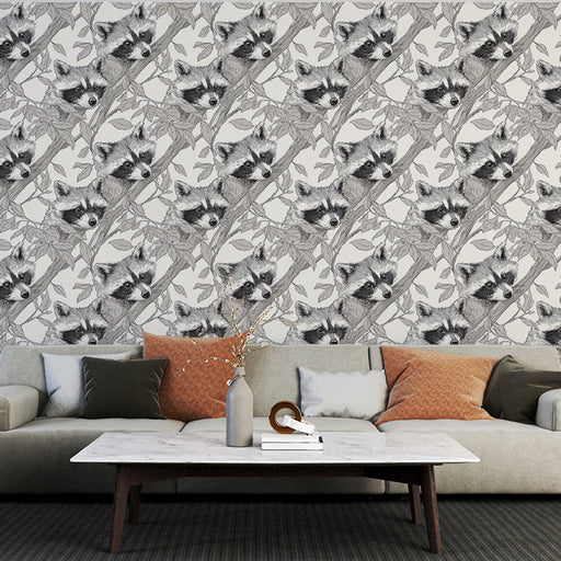 Un salon moderne avec un papier peint illustrant des ratons laveurs en noir et blanc, créant une ambiance ludique et originale.
