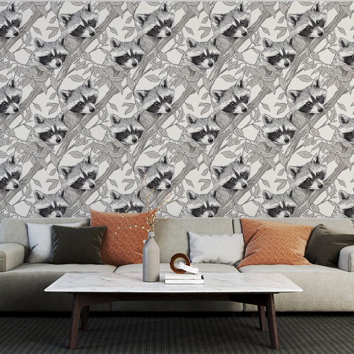 Un salon moderne avec un papier peint illustrant des ratons laveurs en noir et blanc, créant une ambiance ludique et originale.