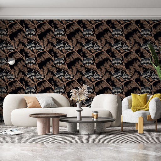Un salon moderne avec un papier peint noir illustrant des ratons laveurs sur des branches, créant une ambiance ludique et chaleureuse.