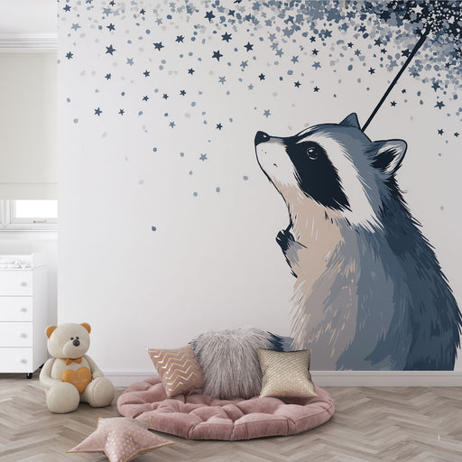 Une chambre d'enfant avec un papier peint illustrant un raton laveur contemplatif sous un ciel étoilé, créant une ambiance douce et rêveuse.