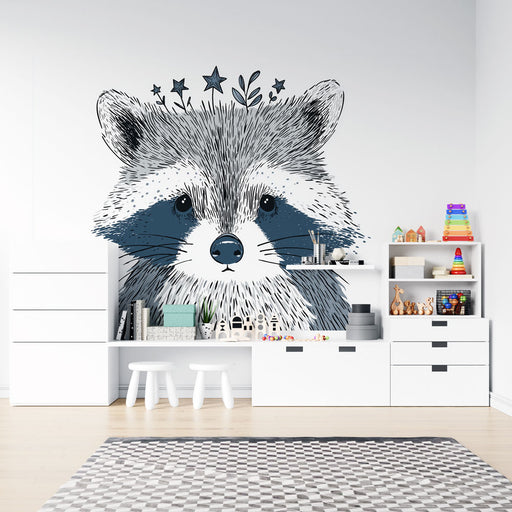 Une chambre d'enfant avec un papier peint illustrant un raton laveur stylisé en noir et blanc, créant une ambiance ludique et chaleureuse.