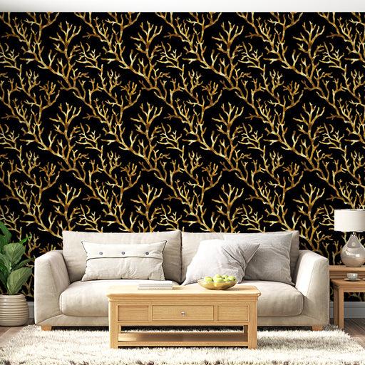 Un salon moderne avec un papier peint noir orné de motifs de corail doré, créant une ambiance élégante et sophistiquée.