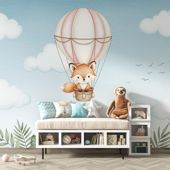 Une chambre d'enfant avec un papier peint illustrant un renard mignon dans un ballon dirigeable sur un fond bleu ciel, créant une ambiance ludique et rêveuse.