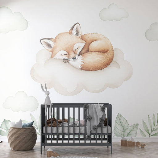 Une chambre d'enfant avec un papier peint illustrant un renard endormi sur un nuage, créant une ambiance douce et rêveuse.