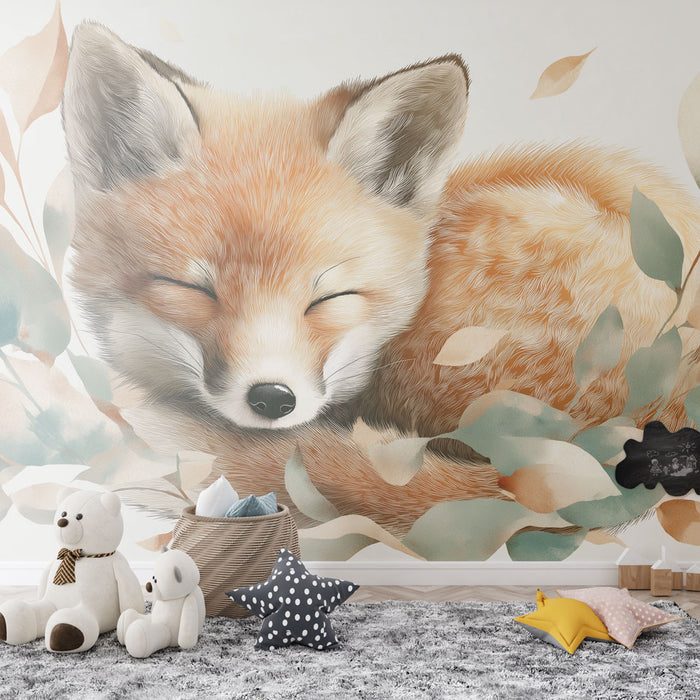 Une chambre d'enfant avec un papier peint illustrant un renard endormi entouré de feuillages doux et pastel, créant une ambiance chaleureuse et apaisante.